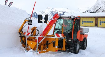 Holder Winterdienstfahrzeug mit Snow Stick Set