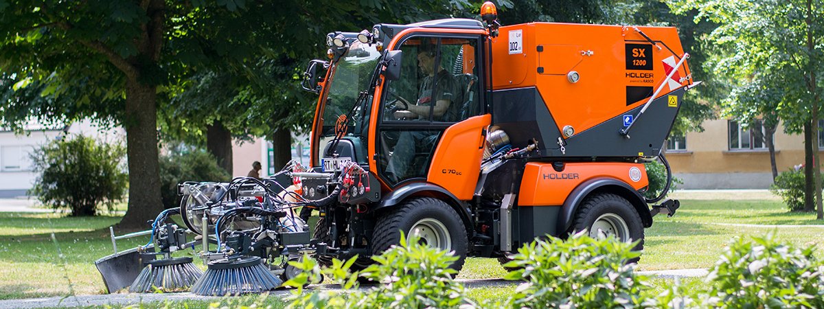 Holder Kehrmaschine bei der Gehwegreinigung