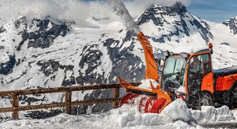 Holder Winterdienstfahrzeug mit Schneefräse