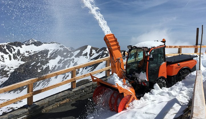 Holder Kompakttraktor beim Schneefräsen