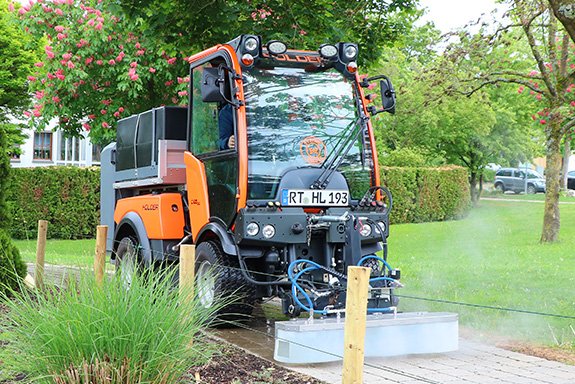 Holder Reinigungsfahrzeug bei der Unkrautbekämpfung mit Heißwasser Holder Reinigungsfahrzeug bei der Unkrautbekämpfung mit Heißwasser