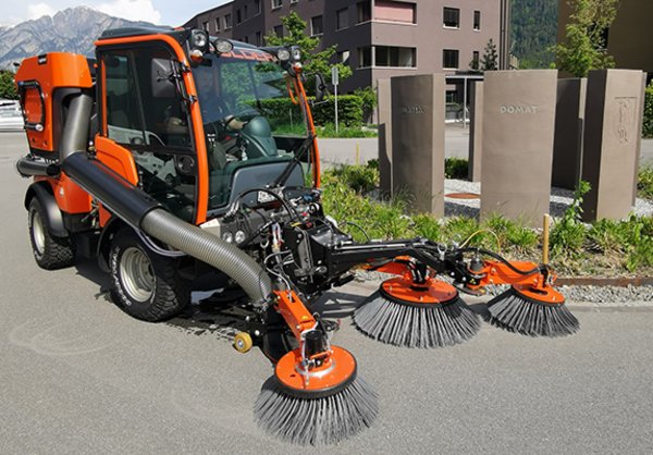 Holder Kehrmaschine bei der Straßenreinigung Holder Kehrmaschine bei der Straßenreinigung mit 3. Besen