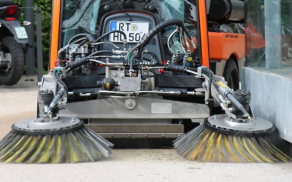 Holder Kehrmaschine mit Anfahrschutz Anfahrschutz