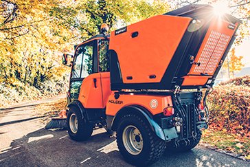 Holder Schmalspurtraktor bei der Straßenreinigung