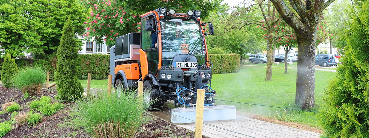 Holder Kommunalfahrzeug bei der Heißwasser-Unkrautbekämpfung