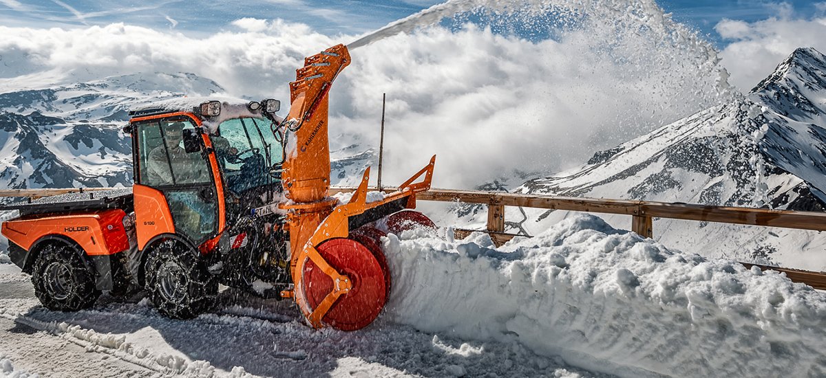 Holder Winterdienstfahrzeug beim Schneefräsen