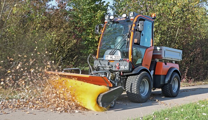 Holder Kehrfahrzeug mit freikehrender Frontbürste